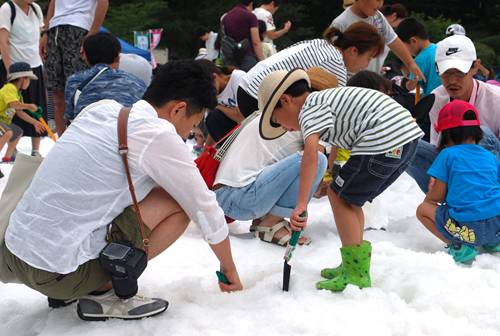 夏の涼 恒例 六甲カンツリーハウス 真夏の雪まつり が開催中ですよ 横尾さん 僕 泳いでますか 兵庫県加古川市の地域情報サイト